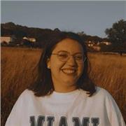 Profesora de Humanidades (Lengua, Historia, Filosofía, Latín), así como de Inglés.